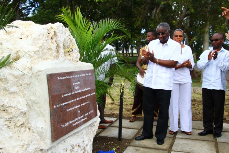 Prime Minister of Barbados unveiling Yarico's monument
